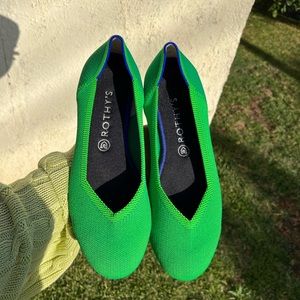 RARE Retired Kelly green Rothy’s Round Toe ballet flat in jelly bean green